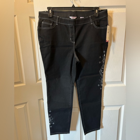 Allison Daley Plus Petite 18 W Black Ankle Cropped Jeans w/Embroidered Design - Picture 1 of 6